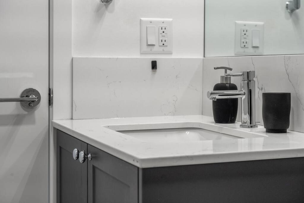 カルガリーChic 1Br Kensington Unit W/Parkingアパートメント エクステリア 写真